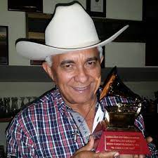 Reynaldo Armas recibiendo su Grammy Latino en el año 2013
