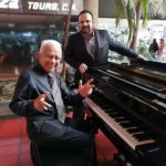 Ensayos del Tenor Oscaramador Peñalver junto al Maestro Ygnacio Navarro Tenor Oscaroamador Peñalver junto al Maestro Ygnacio Navarro.