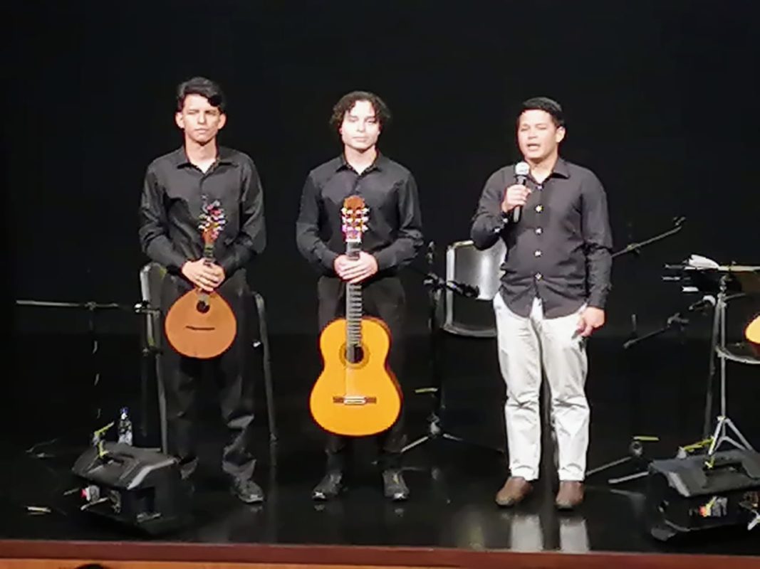 Talento Emergente Carlos Alejandro Suárez en el cuatro Santiago Bravo en la guitarra Diego Gutiérrez en el bandolín