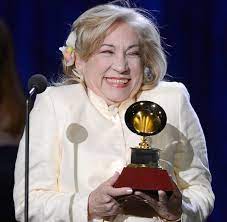 María Teresa Chacín recibiendo su premio Grammy Latino