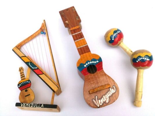 Arpa, cuatro y maracas